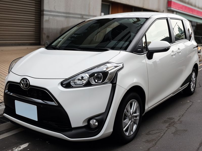 TOYOTA SIENTA image 1