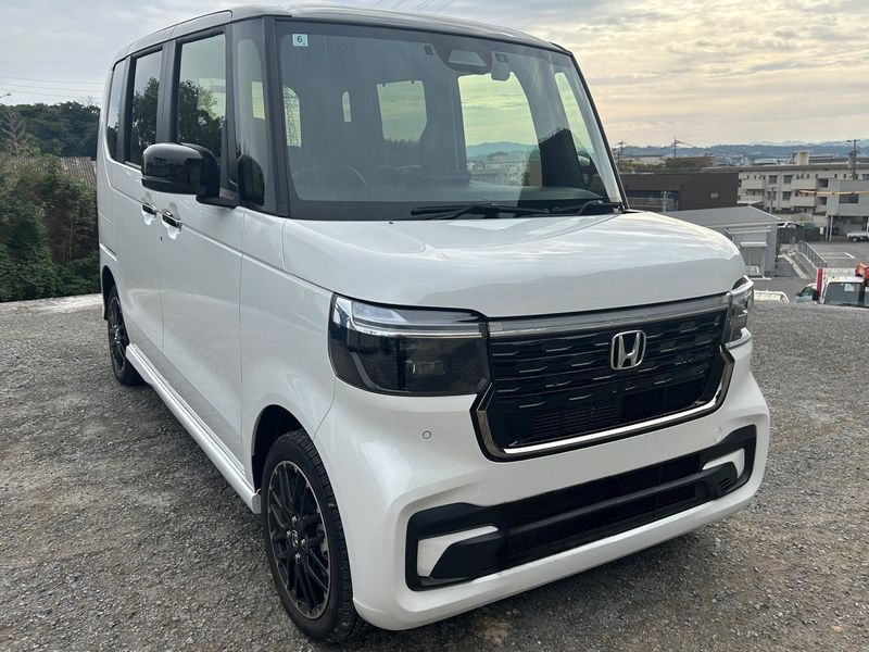 HONDA N-BOX image 1