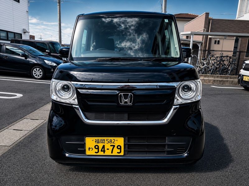 HONDA N-BOX image 1