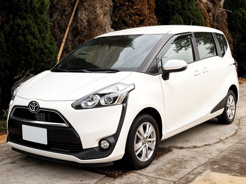 TOYOTA SIENTA image 1