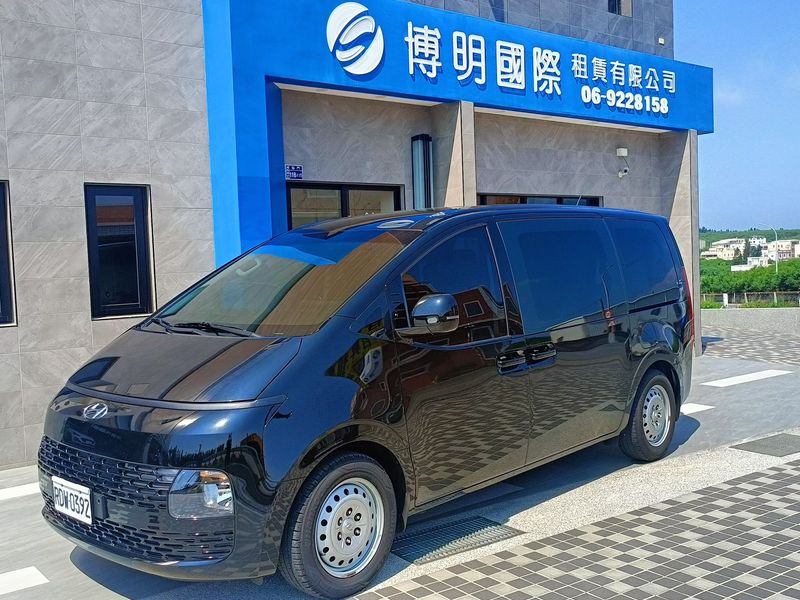 HYUNDAI STARIA image 1