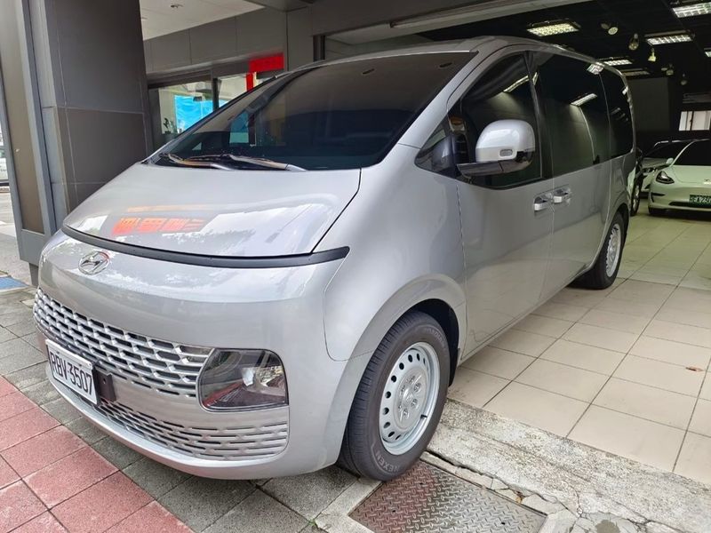 HYUNDAI STARIA image 1