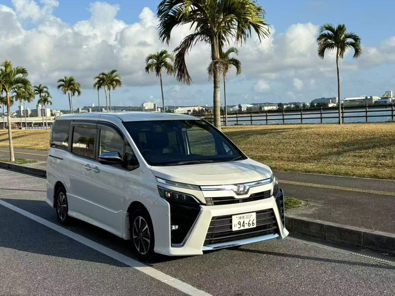 TOYOTA Voxy/Noah image 1