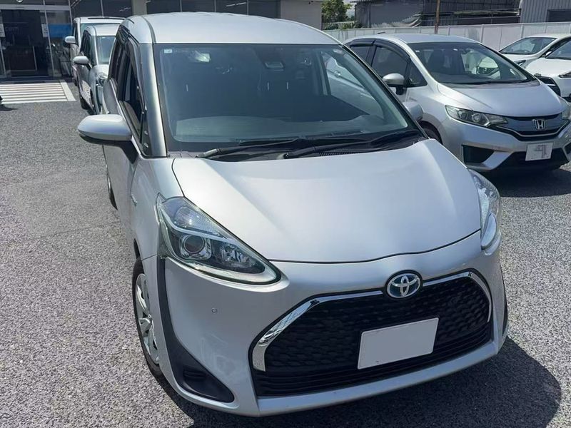 TOYOTA SIENTA CROSSOVER image 1