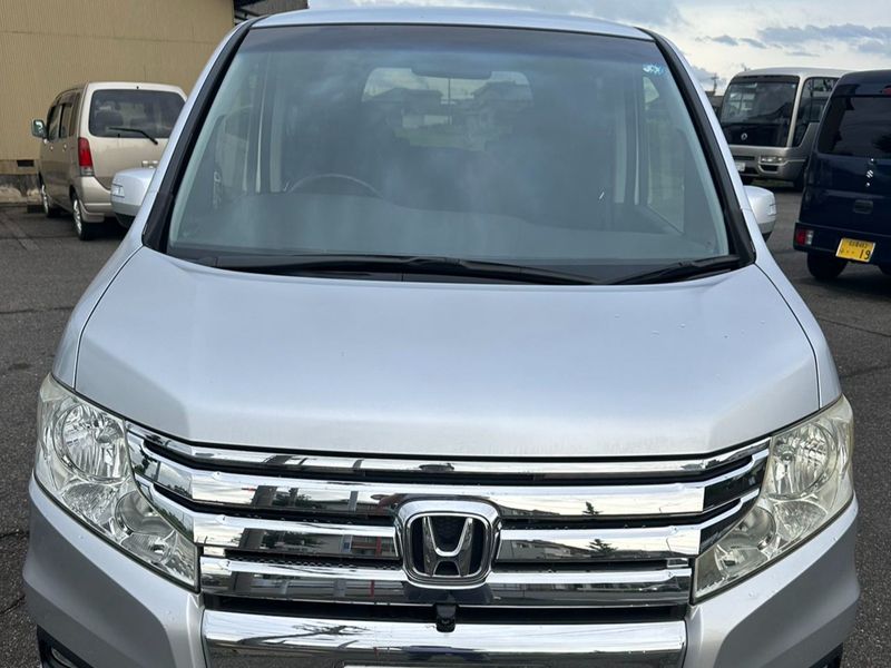 HONDA Stepwgn image 1