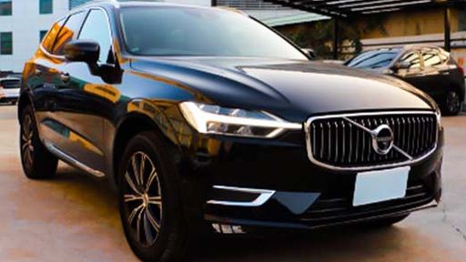 一台黑色Volvo SUV 車款停在停車場內